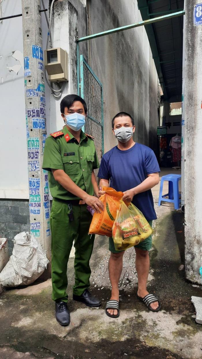 Trao quà đến người dân ở P.Phước Long A (ngày 18/09/2021)